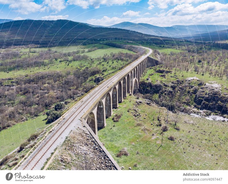 Betonbrücke über einen Bergfluss in einem malerischen grünen Tal Brücke Berge u. Gebirge Fluss Viadukt wolkig majestätisch Hochstraße hügelig farbenfroh