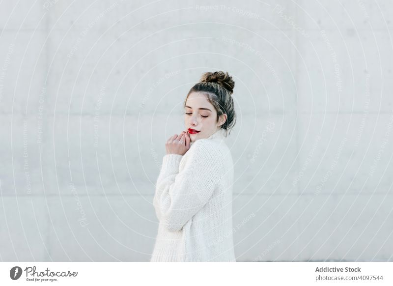 Trendige Dame mit gemütlichem Pullover auf der Straße Frau stylisch sinnlich elegant Wand Gebäude Model sonnig tagsüber jung cool urban Outfit zierlich Rock