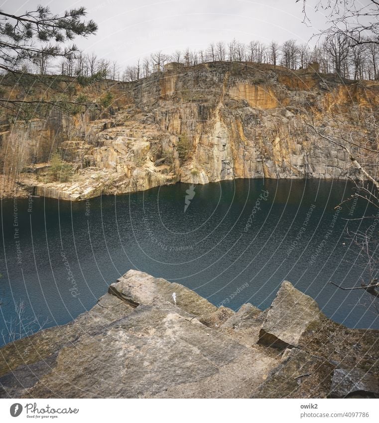 Unzugänglich Berge u. Gebirge Menschenleer Granit Wald Baum Felsen Umwelt Steinbruch Wasser See Wand steil Kletterparadies hoch Ostdeutschland Ostsachsen