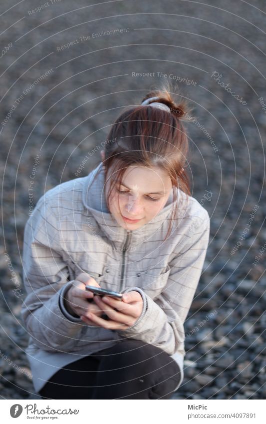 Immer Erreichbar - Mädchen draußen mit Handy Kommunikation Kommunikationsmittel Telefon Chatten Erreichbarkeit online Unterhaltungselektronik unterhalten