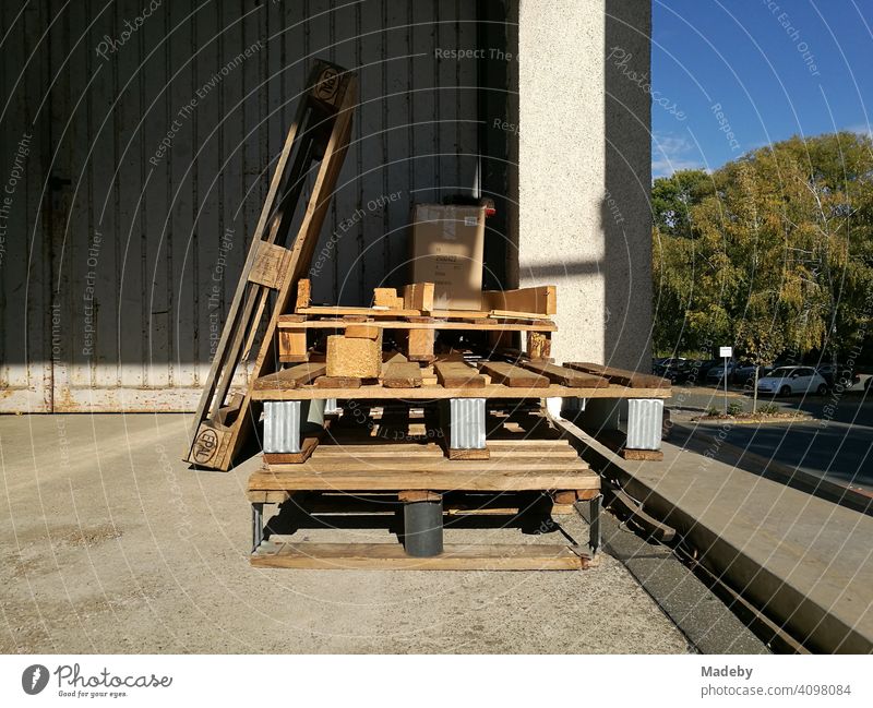 Paletten, Holzpaletten und Europaletten auf der Rampe vor einer Lagerhalle bei Sonnenschein in Lemgo bei Detmold in Ostwestfalen-Lippe Anlieferung Gewerbe