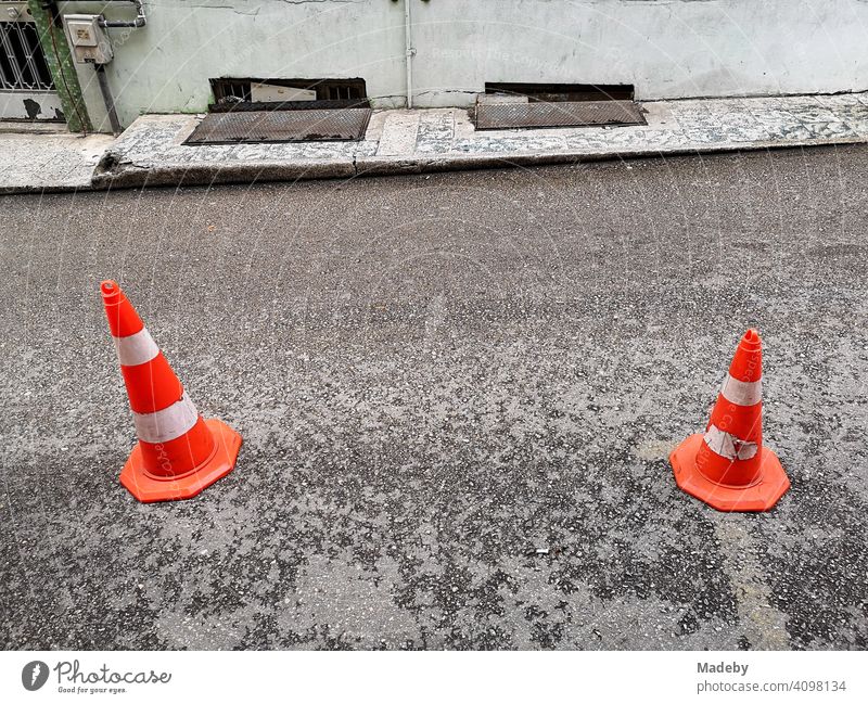 Lücbecker Hütchen in groß und klein auf grauem Asphalt vor einem Hotel in den Gassen der Altstadt von Bursa in der Türkei Verkehrsleitkegel Lübecker Hütchen