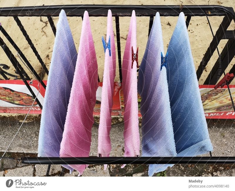 Handtücher in Rosa und Hellblau auf dem Wäscheständer auf einem Balkon in der Altstadt von Bursa in der Türkei Handtuch Frottee Trocknen Trocknung Wäscheleine