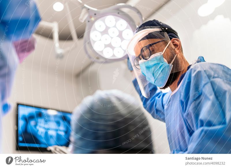 Zahnklinik Arbeiter mit Gesichtsmaske Haarnetz Kunststoffmaske Rückansicht Mann geduldig Sitzen Blick Untersuchen Zahnarzt Klinik Dentalklinik Lügen Gesundheit