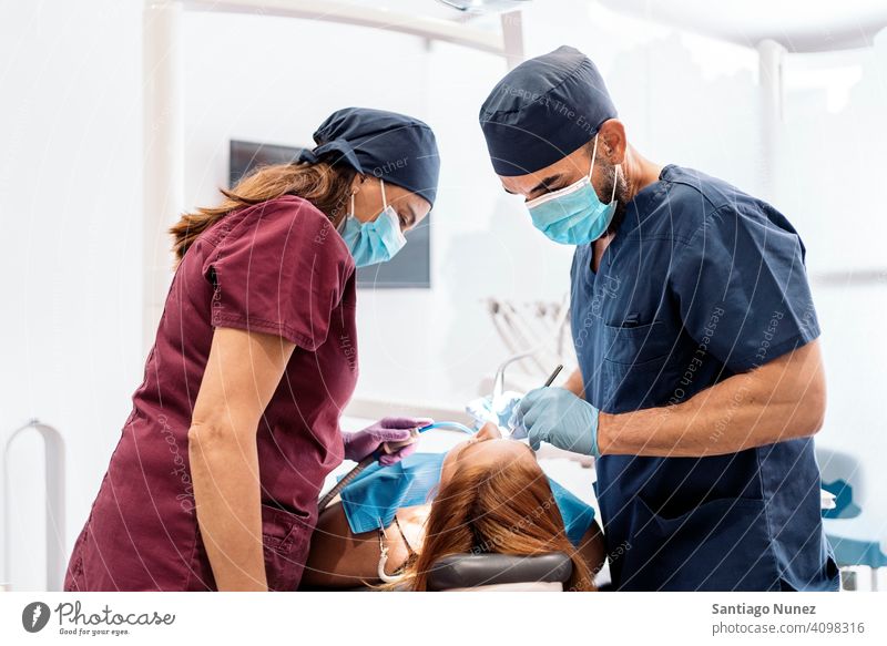 Mitarbeiter der Zahnklinik Rückansicht Mann Frau geduldig Stehen Blick Untersuchen Zahnarzt Klinik Dentalklinik Lügen Gesundheit Pflege Gerät dental Medizin