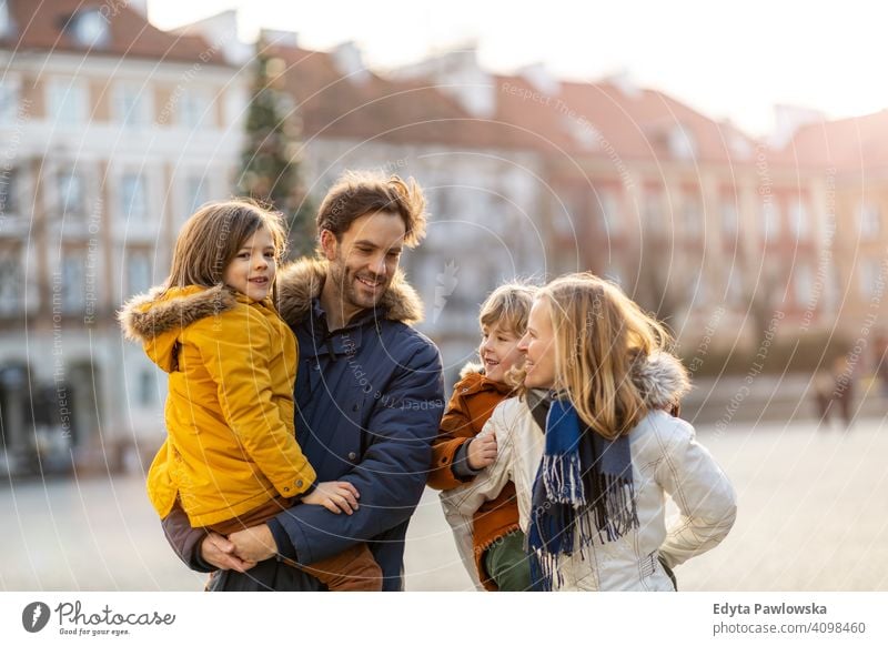 Glückliche junge Familie mit Spaß im Freien während Weihnachten Winter Mann Herbst Vater Frau Mutter Eltern Verwandte Sohn Jungen Kinder Partnerschaft