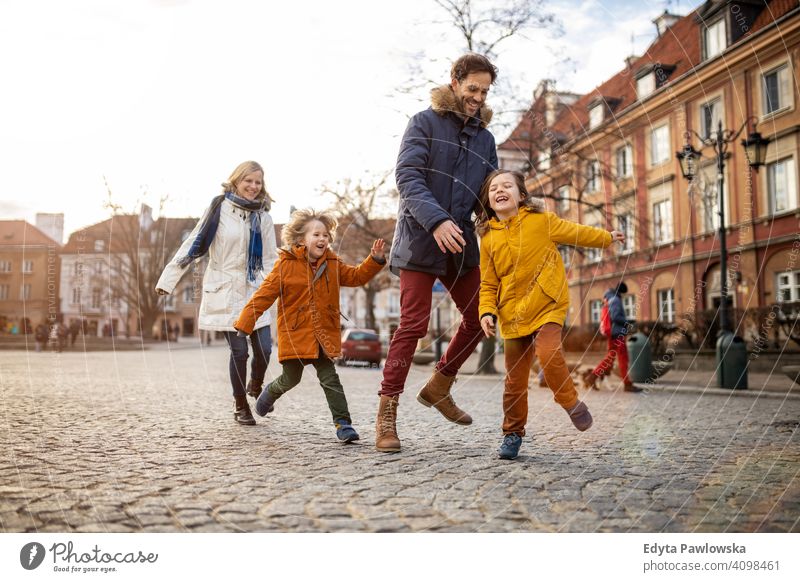 Liebevolle junge Familie genießt ihren Tag in einer Stadt Winter Mann Herbst Vater Frau Mutter Eltern Verwandte Sohn Jungen Kinder Partnerschaft Zusammensein