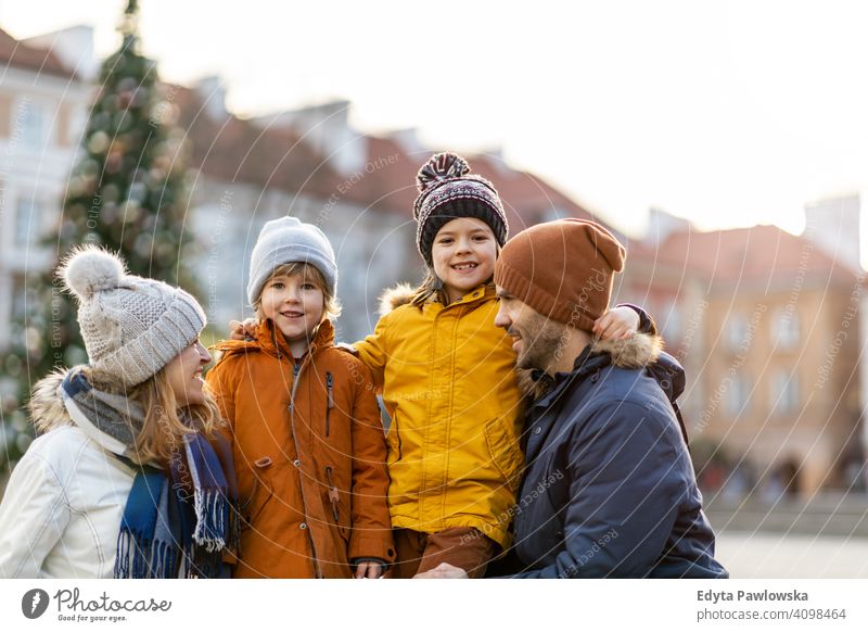 Glückliche junge Familie mit Spaß im Freien während Weihnachten Winter Mann Herbst Vater Frau Mutter Eltern Verwandte Sohn Jungen Kinder Partnerschaft