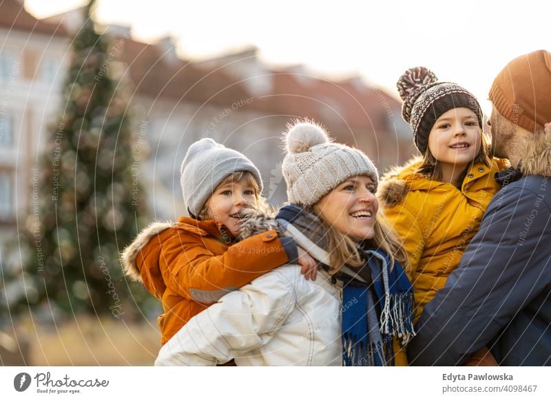 Glückliche junge Familie mit Spaß im Freien während Weihnachten Winter Mann Herbst Vater Frau Mutter Eltern Verwandte Sohn Jungen Kinder Partnerschaft