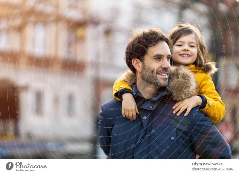 Vater und Sohn umarmen im Freien jung tragen Huckepack umarmend Winter Mann Herbst Familie Eltern Verwandte Junge Kinder Partnerschaft Zusammensein