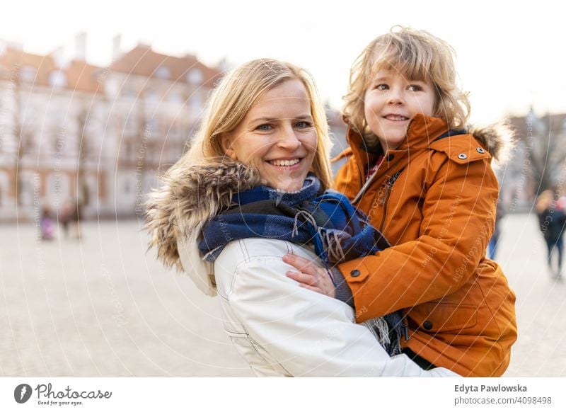 Mutter und niedlichen kleinen Sohn umarmen im Freien jung Winter Frau Herbst Familie Eltern Verwandte Junge Kind Kinder Partnerschaft Zusammensein