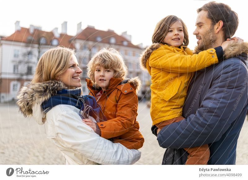 Junge Familie mit zwei Kindern in einer Stadt jung Winter Mann Herbst Vater Frau Mutter Eltern Verwandte Sohn Jungen Partnerschaft Zusammensein