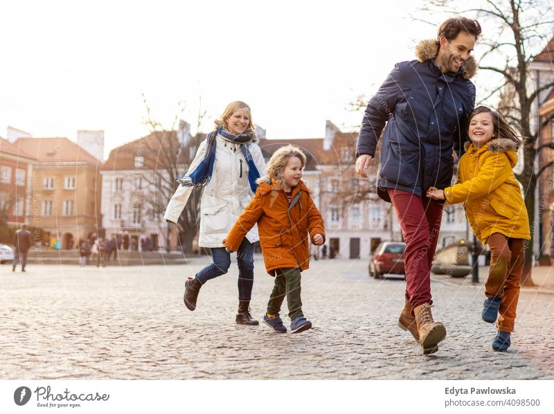 Liebevolle junge Familie genießt ihren Tag in einer Stadt Winter Mann Herbst Vater Frau Mutter Eltern Verwandte Sohn Jungen Kinder Partnerschaft Zusammensein