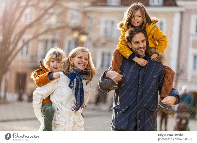 Junge Familie mit zwei Kindern in einer Stadt jung Winter Mann Herbst Vater Frau Mutter Eltern Verwandte Sohn Jungen Partnerschaft Zusammensein