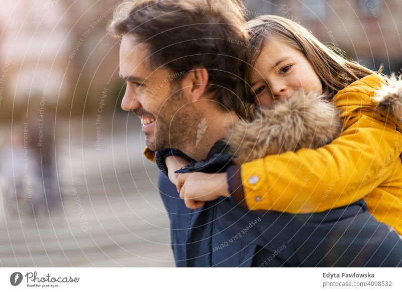 Vater und Sohn umarmen im Freien jung tragen Huckepack umarmend Winter Mann Herbst Familie Eltern Verwandte Junge Kinder Partnerschaft Zusammensein