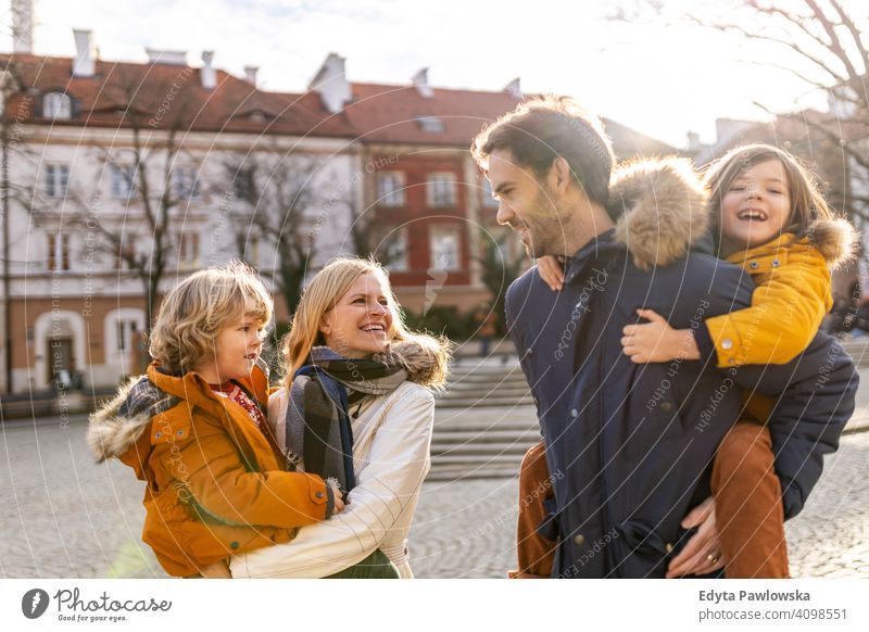 Junge Familie mit zwei Kindern in einer Stadt jung Winter Mann Herbst Vater Frau Mutter Eltern Verwandte Sohn Jungen Partnerschaft Zusammensein