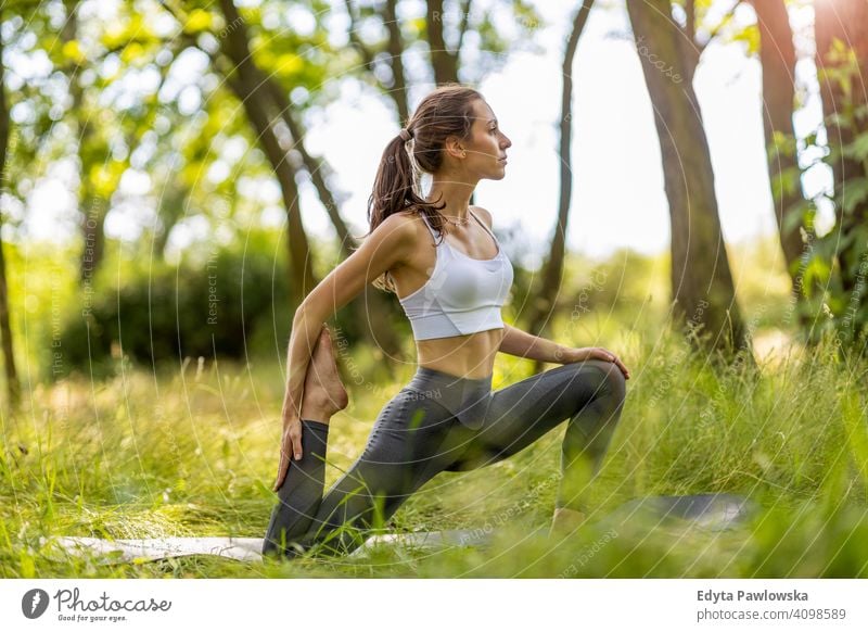 Fit junge Frau trainiert in der Natur natürlich Mädchen Menschen Erholung Gesundheit Wohlbefinden Lifestyle aktiv Vitalität im Freien Erwachsener außerhalb