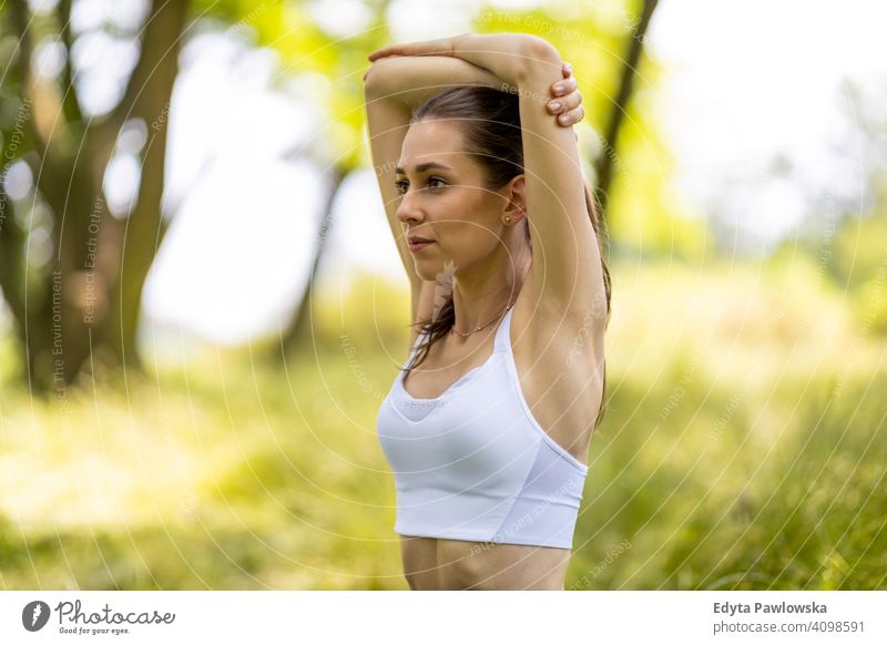 Fit junge Frau trainiert in der Natur natürlich Mädchen Menschen Erholung Gesundheit Wohlbefinden Lifestyle aktiv Vitalität im Freien Erwachsener außerhalb