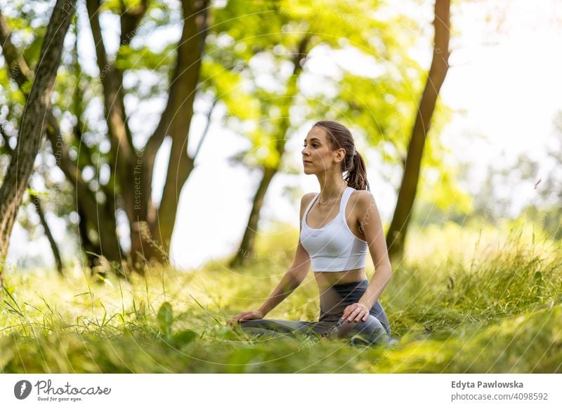 Fit junge Frau trainiert in der Natur natürlich Mädchen Menschen Erholung Gesundheit Wohlbefinden Lifestyle aktiv Vitalität im Freien Erwachsener außerhalb