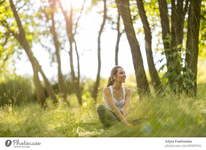 Fit junge Frau trainiert in der Natur natürlich Mädchen Menschen Erholung Gesundheit Wohlbefinden Lifestyle aktiv Vitalität im Freien Erwachsener außerhalb