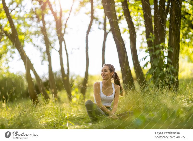 Fit junge Frau trainiert in der Natur natürlich Mädchen Menschen Erholung Gesundheit Wohlbefinden Lifestyle aktiv Vitalität im Freien Erwachsener außerhalb