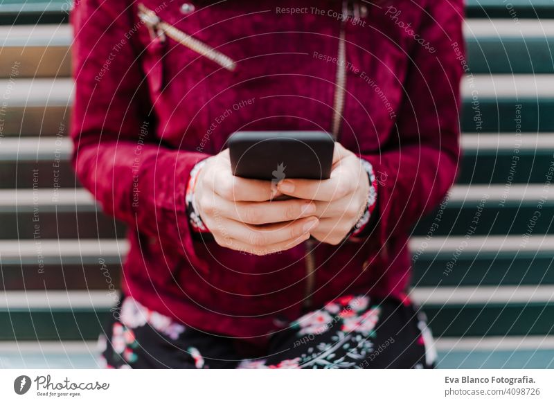 Nahaufnahme von schönen kaukasischen Frau im Bahnhof bereit zu reisen mit Handy. Reisen und Lifestyle-Konzept Technik & Technologie Smartphone Internet Gerät