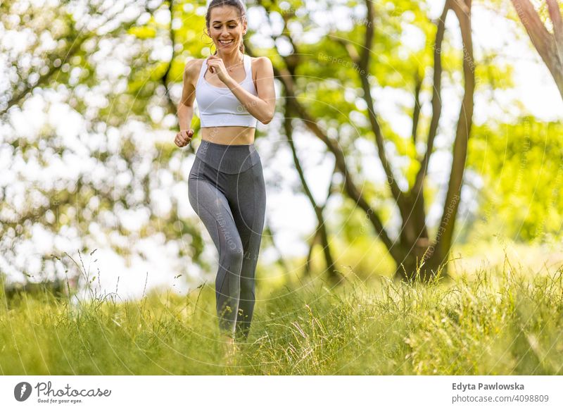 Fit junge Frau trainiert in der Natur natürlich Mädchen Menschen Erholung Gesundheit Wohlbefinden Lifestyle aktiv Vitalität im Freien Erwachsener außerhalb