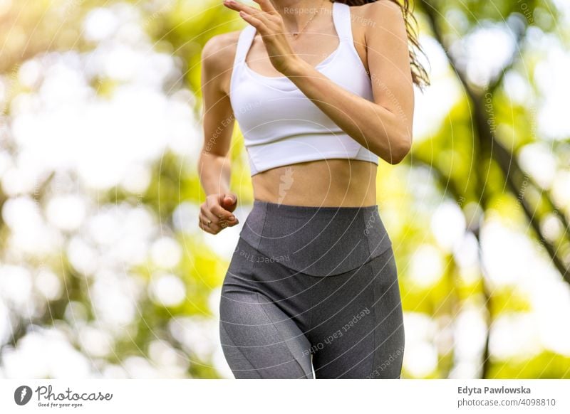 Fit junge Frau trainiert in der Natur natürlich Mädchen Menschen Erholung Gesundheit Wohlbefinden Lifestyle aktiv Vitalität im Freien Erwachsener außerhalb