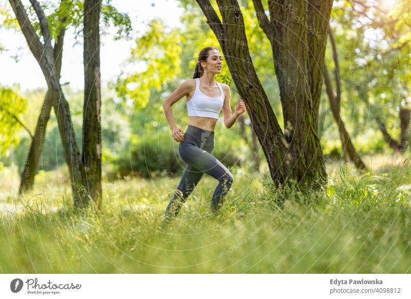 Fit junge Frau trainiert in der Natur natürlich Mädchen Menschen Erholung Gesundheit Wohlbefinden Lifestyle aktiv Vitalität im Freien Erwachsener außerhalb