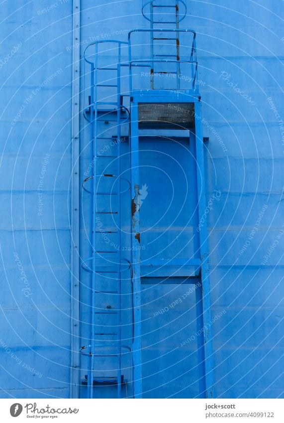 kräftiges Blau für Steigleiter und Wand Wege & Pfade Fassade Außenwand Hintergrund neutral einfarbig blau Strukturen & Formen Symmetrie Zahn der Zeit Notleiter