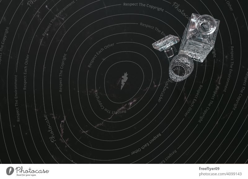Flachlegung einer antiken Likörflasche Attrappe Teller schwarz dunkel Reichtum luxuriöses Lebensmittel Textfreiraum leer Murmel Stein flache Verlegung noch