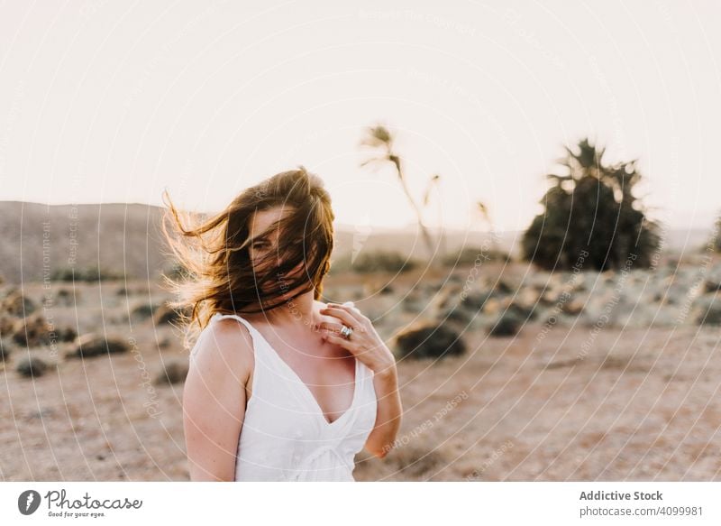 Frau in weißem Kleid auf trockenem Feld im Sonnenlicht stylisch laufen trocknen Licht Landschaft Natur Sommer Schönheit Tag schön natürlich genießend romantisch