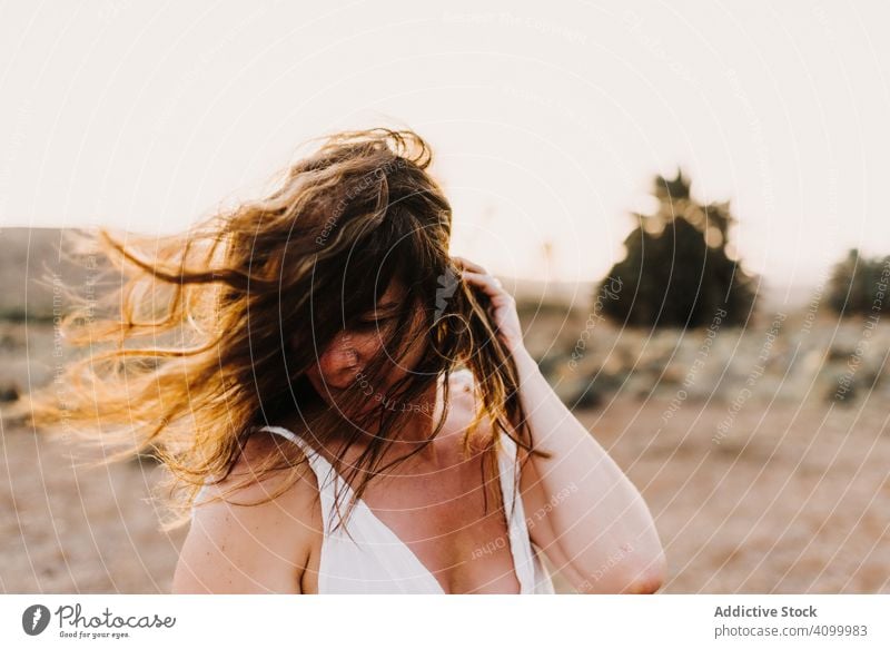 Frau in weißem Kleid auf trockenem Feld im Sonnenlicht stylisch laufen trocknen Licht Landschaft Natur Sommer Schönheit Tag schön natürlich genießend romantisch