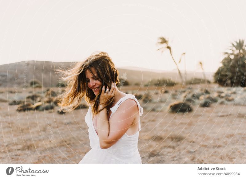 Frau in weißem Kleid auf trockenem Feld im Sonnenlicht stylisch laufen trocknen Licht Landschaft Natur Sommer Schönheit Tag schön natürlich genießend romantisch