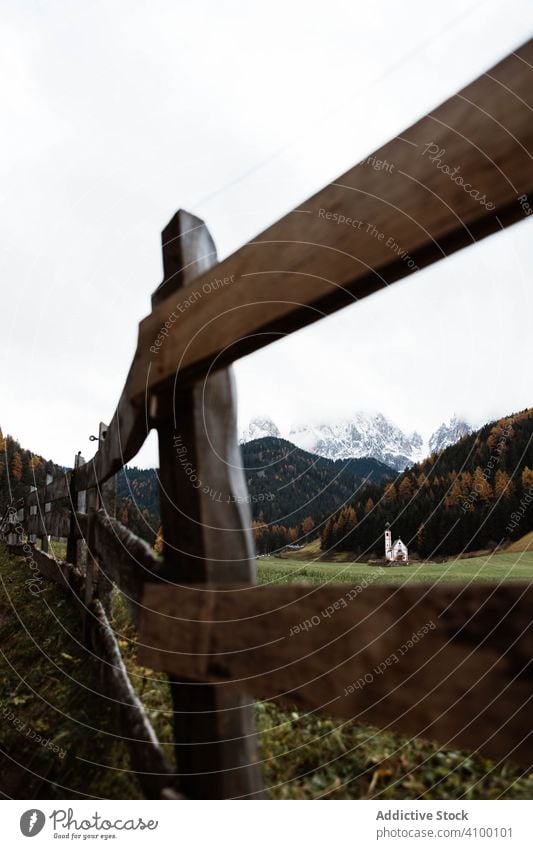 Kleine Kirche auf einer Klippe in der Nähe von Wald und Bergen reisen Berge u. Gebirge Herbst Himmel ländlich Landschaft Tourismus Architektur Wahrzeichen Natur