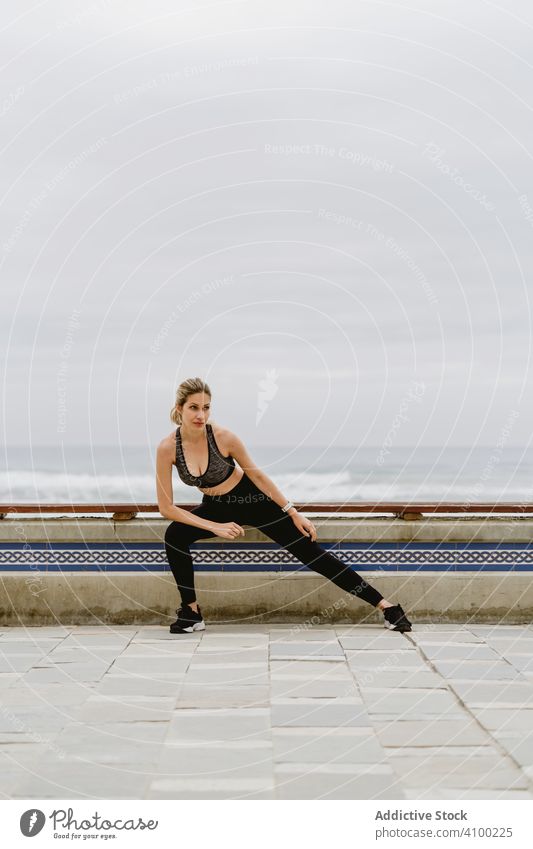 Sportlerin beim Training in der Stadtstraße Frau Straße Großstadt Fitness jung Gesundheit Läufer Sportbekleidung Turnschuh Übung Jogger schlank Leggings