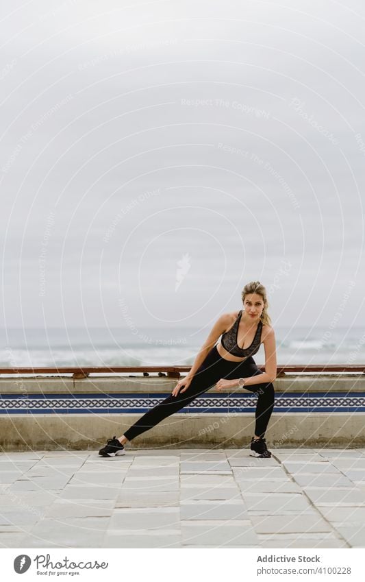 Sportlerin beim Training in der Stadtstraße Frau Straße Großstadt Fitness jung Gesundheit Läufer Sportbekleidung Turnschuh Übung Jogger schlank Leggings