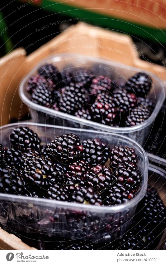 Straßenmarkt des Sortiments an frischem Obst und Gemüse Brombeeren Lebensmittel Markt Frucht organisch gesunde Ernährung farbenfroh grün Verkaufswagen natürlich