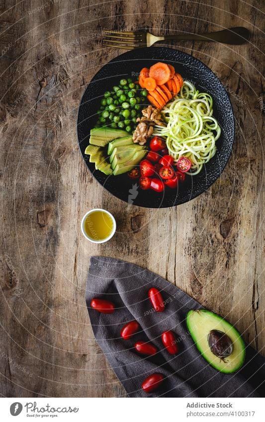 Rohe vegane Zucchini-Nudeln mit Gemüse. Veganes Essen Lebensmittel Vegetarier Veganer Gesundheit Entzug Mittagessen roh Salatbeilage Diät Spaghetti Küche