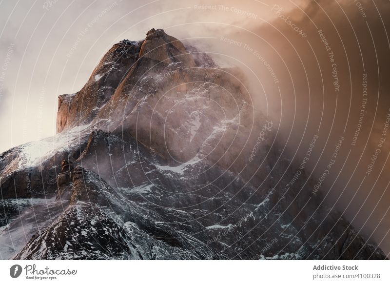 Raue schneebedeckte Berggipfel in Nebel gehüllt Landschaft Natur rau Gipfel Berge u. Gebirge verschneite reisen wandern Felsen Abenteuer Trekking Tourismus Top