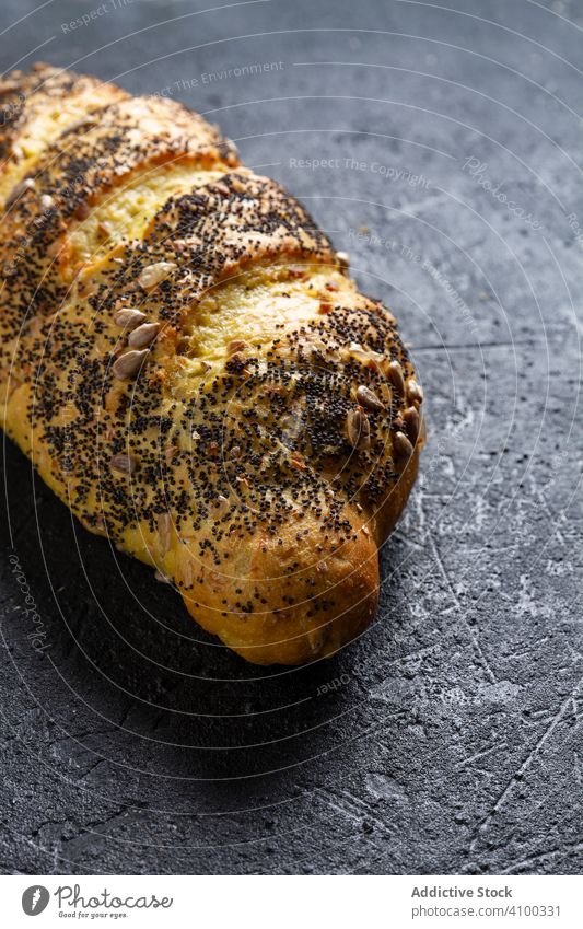 Laib Brot mit Körnern und Mohn Brotlaib Samen frisch Korn Lebensmittel Bäckerei Weizen Gesundheit selbstgemacht Küche Ernährung rustikal Rezept lang Baguette