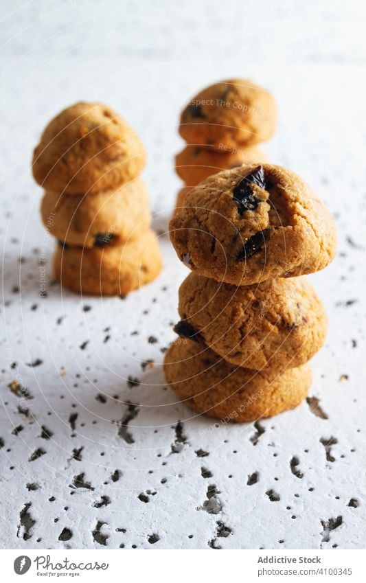 Hausgemachte Kekse auf weißem Tisch Krümel knackig Biskuit Dessert süß Lebensmittel Leckerbissen Speise lecker Bäckerei Gebäck Mahlzeit Butterkeks Ernährung