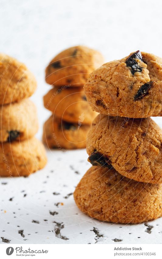 Hausgemachte Kekse auf weißem Tisch Krümel knackig Biskuit Dessert süß Lebensmittel Leckerbissen Speise lecker Bäckerei Gebäck Mahlzeit Butterkeks Ernährung