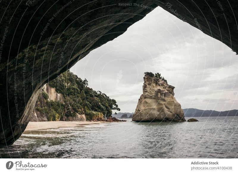 Sandstrand mit großen Felsen Strand Berge u. Gebirge Steine reisen MEER Landschaft Natur Küste Wasser Sommer Insel Tourismus Urlaub Meer Ausflug Küstenlinie