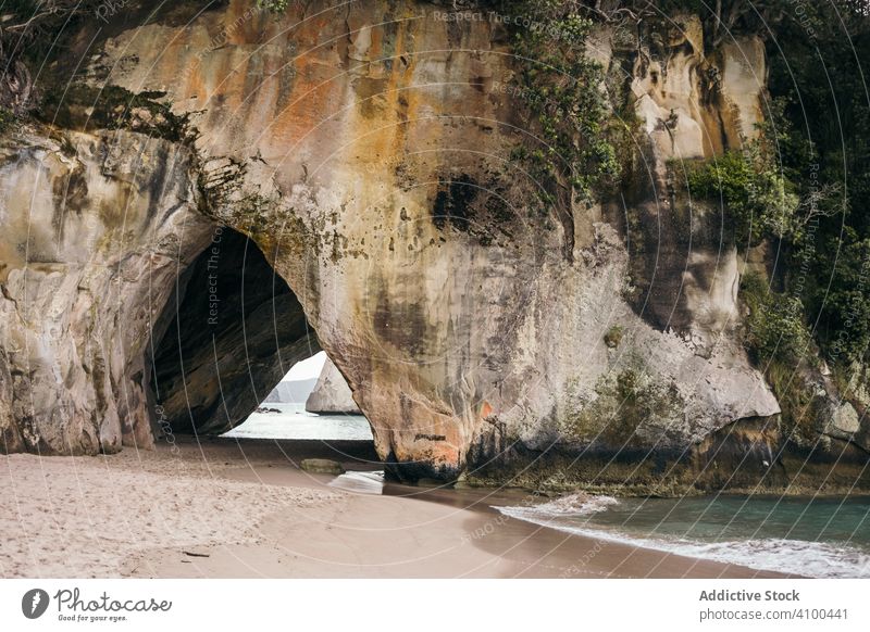 Sandstrand mit großen Felsen Strand Berge u. Gebirge Steine reisen MEER Landschaft Natur Küste Wasser Sommer Insel Tourismus Urlaub Meer Ausflug Küstenlinie