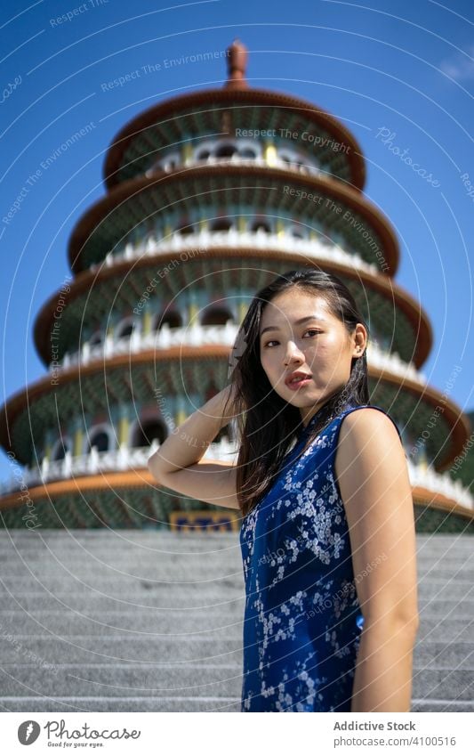 Frau im Kleid neben dem Wuji-Tianyuan-Tempel Ostasien Taiwan Taoistischer Tempel Taipeh Orientalisch Treppe traditionell Religion antik Kultur jung Tourist