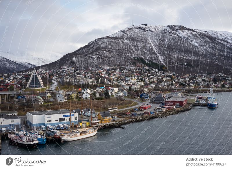 Wunderschönes Stadtbild vor verschneitem Hochland bei kaltem, bedecktem Wetter Großstadt hafen Hafengebiet Ufer Schiff Stauanlage Architektur Vorberg Meerstraße