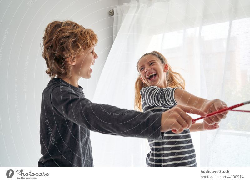 Glückliche Kinder spielen mit Pinseln aufgeregt heimwärts Pinselblume durchkreuzen kreativ schreien Zusammensein Kindheit Fenster Gardine Vorstellungskraft