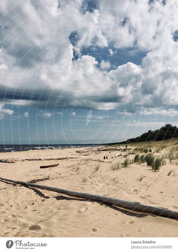 Sommertag am Strand Küste Küstenlinie Badeurlaub Himmel Skyline Blauer Himmel MEER Wasser Urlaub Sand Ferien & Urlaub & Reisen Natur blau Erholung Wolken