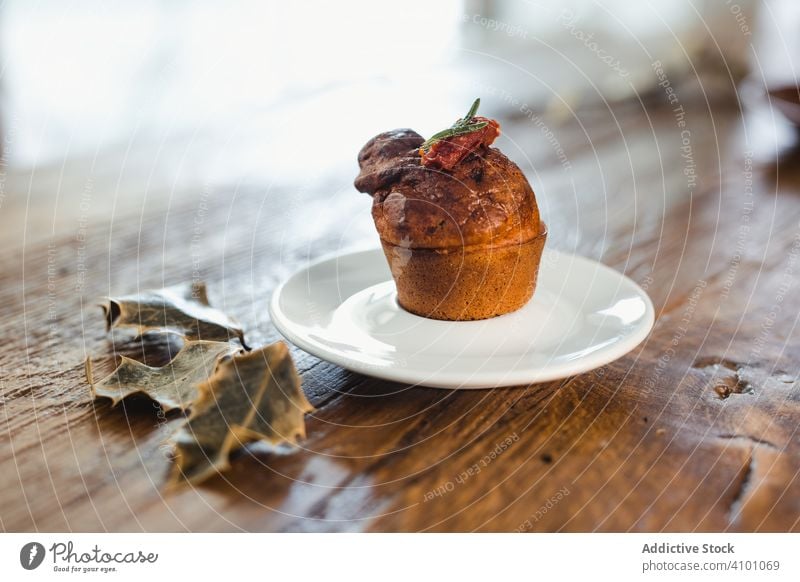 Teller mit Muffin auf Holztisch Gemüse Tisch hölzern Lebensmittel selbstgemacht gebacken Snack geschmackvoll lecker Frühstück Tomate Abendessen Essen